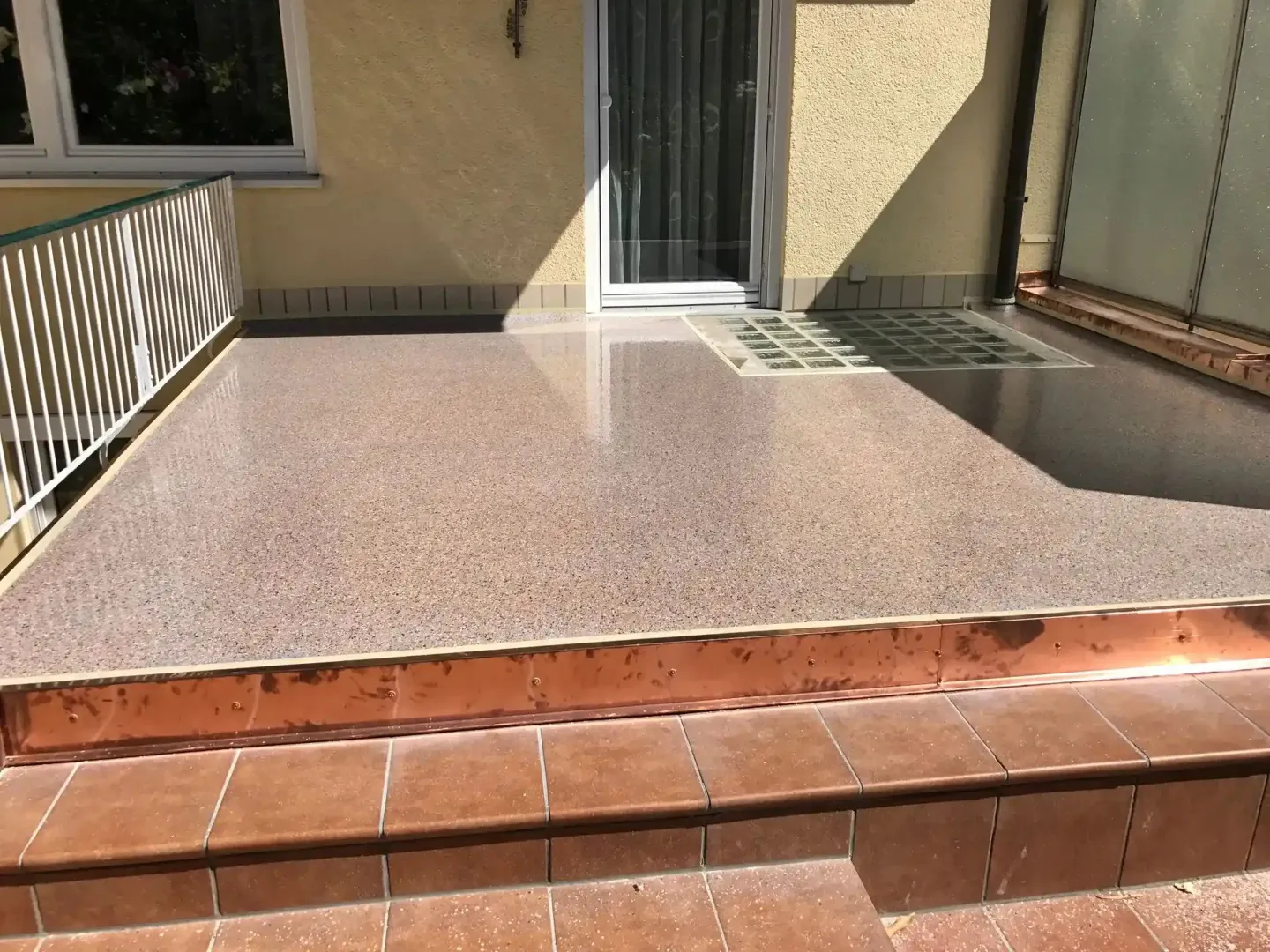 Sanierter Balkon mit Steinbelag